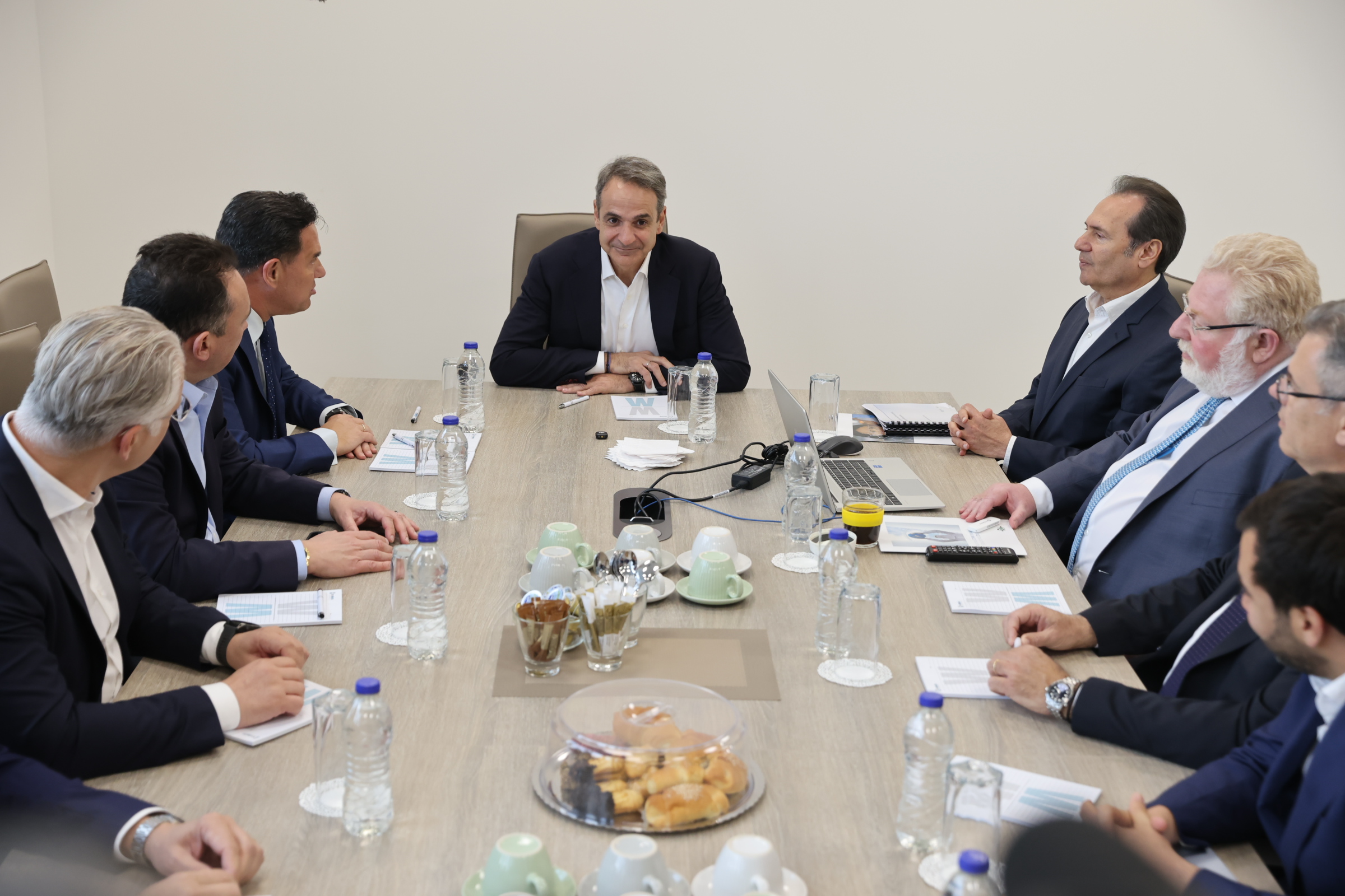 Ο Κυριάκος Μητσοτάκης σε συνάντηση εργασίας με εκπροσώπους της φαρμακοβιομηχανίας στην Τρίπολη
