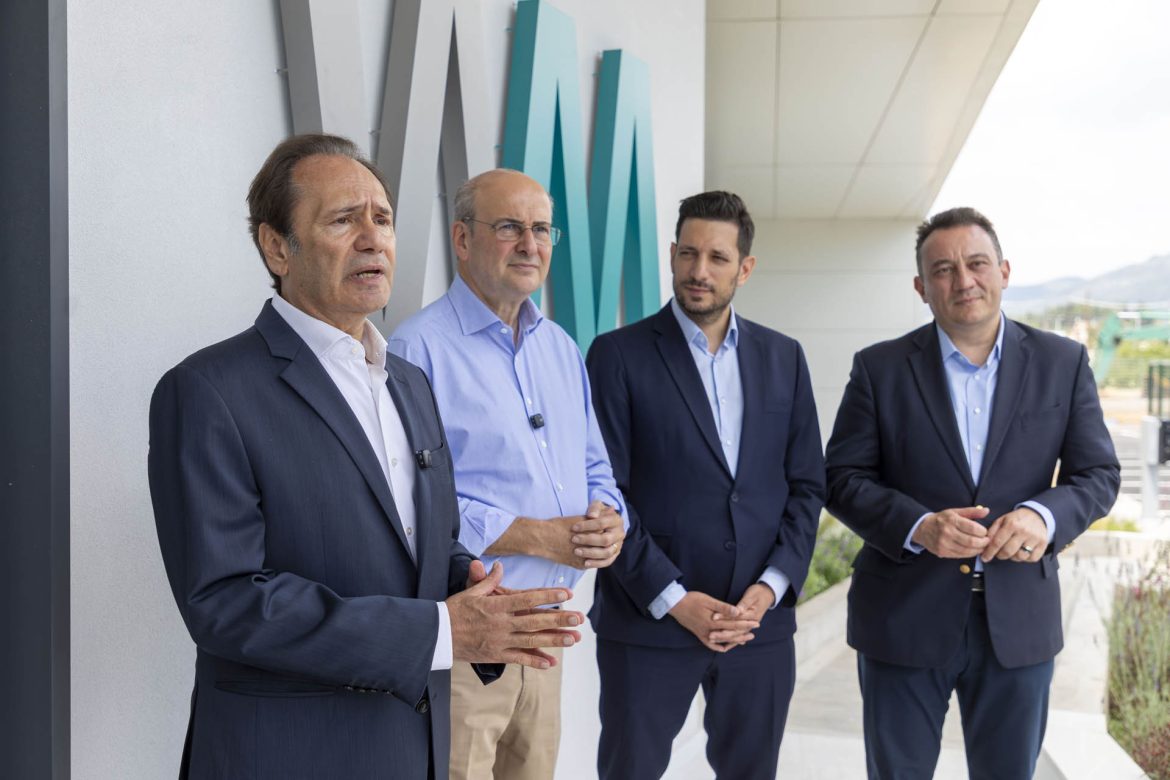 Ο Κωστής Χατζηδάκης με εκπροσώπους κατά την επίσκεψη στις φαρμακευτικές εγκαταστάσεις της Τρίπολης