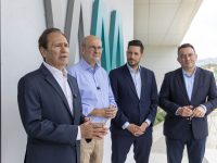 Ο Κωστής Χατζηδάκης με εκπροσώπους κατά την επίσκεψη στις φαρμακευτικές εγκαταστάσεις της Τρίπολης