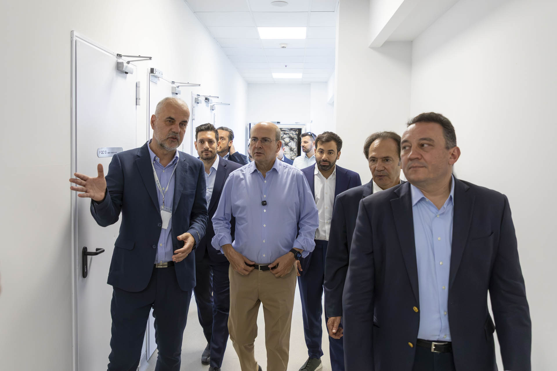 Ο Κωστής Χατζηδάκης ξεναγείται στις παραγωγικές εγκαταστάσεις στην Τρίπολη